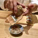 肉屋 田中 - 土鍋ご飯：松葉蟹と神戸牛の出汁で炊いたご飯、伊・アルバ産白トリュフ、卵黄の漬け