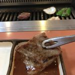 お祭り一番館 - 牛の成型肉。柔らか旨！