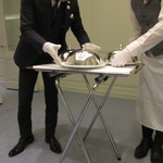 ロルキデ　ブランシュ - 魚、肉料理の皿はクロッシュでの提供