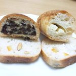 パン ドゥ ジュジュ - スライスしたパン達。パン・オ・ショコラ（左上）、レーズンとクリームチーズ（右上）、オレンジとアーモンド（下敷き）