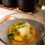 エノテカ パージナ - 北海道産 帆立のクルードと秋茄子　豆苗　 　　冷たいコンソメスープ仕立て