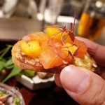 エノテカ パージナ - 旬の秋鮭のマリネと柿、クリームチーズのブルスケッタ