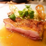 エノテカ パージナ - 仏ランド産 ホロホロ鳥のロースト 　生落花生と新蓮根のフリット、焼きキャベツ 　コンソメソース又は檸檬で