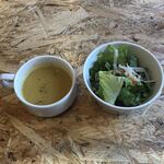 Bistro Roven - スープとサラダ。スープは三田店で飲んだものと違いパンプキンぽさを感じる。