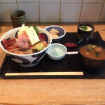 Isoya taikoma - 日替り海鮮丼 
      魚は二種、サワラとワラサ