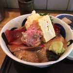 Isoya taikoma - 真ん中はネギトロ、玉子焼き