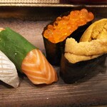 玄海鮨 - 右から ウニ  イクラ  サーモン  カンパチ腹身