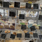 ル・プレジール - パンは、店内では無く、厨房の中に陳列してます。