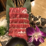 焼肉たまき - 牛の飾りまで信楽焼