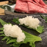 焼肉たまき - 肉の美味しさを引き立てるシャリとの大葉の名脇役