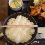 馬いもん酒場 まんてん - 「鶏竜田揚げ定食」750円　丼の直径14cm