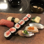 Sushi Kappou Midori - おまかせ握り五貫１７００円、トロ鉄火巻６００円。中トロ、平貝、小肌、ボタン海老、鯵という内容のおまかせでした。鉄火巻が美味しすぎて。。。（笑）