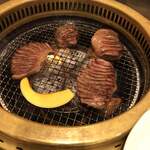 炙り焼肉　おさ - 調理中