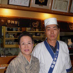 季禅房 - 大将と女将さん。後ろの家紋に注目！