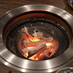 Sumibiyakiniku Kyuu - 肉に合わせて、最適な炭に変えて焼き上げます