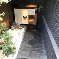 焼肉㐂舌 南船場 - 地下に入って行きます♫