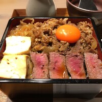 焼肉㐂舌 南船場 - 黒毛和牛 イチボ肉タタキとすき焼き煮の合盛り重
                    ひつまぶし仕立て 1380円