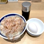 中華そば つけめん 玉 - かつお節ごはん たまご付き（330円）