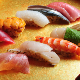親方が握る極上の鮨と全国各地の銘酒を堪能できるコース料理