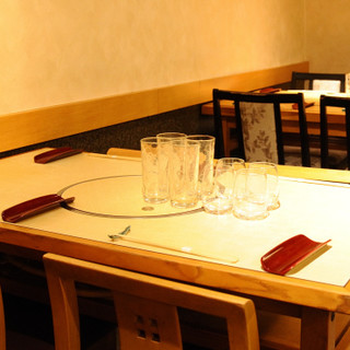 4名様までご利用可能。お顔を見ながらお食事可能。　商談やご接待にもご利用下さい。