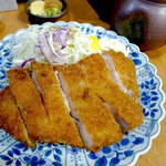 Tonkatsu Juubei - 薩摩黒豚のロースカツ定食（￥1550）とんかつソースだけでなく、味噌だれも常備