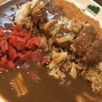 マウンテンカレー - ロースカツカレーチーズのせの福神漬けのせ