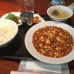 峨嵋山 - ランチメニューの麻婆豆腐中辛　ご飯、スープ、小鉢、漬物付きで950円（税込）