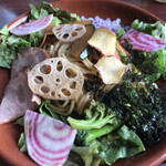 フリーマン カフェ - 見た目は華やかで彩り豊かな野菜の和風パスタ。味は普通〜ちょっと濃い目