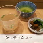 伊勢廣 - 鶏スープとお新香になります