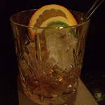 バー アトリウムギンザ - オールド・ファッションド。ウイスキー・オンザロックに、フルーツが彩りを添える