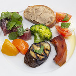 アルバロンガ - 前菜の盛り合わせ（パテ・カルパッチョ・カプレーゼ・野菜）