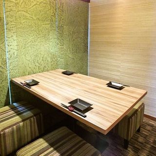 Completely private table seating for up to 4 people/For a girls' night out or a drinking party with friends.