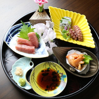 结合传统与新颖的日本料理套餐，用生鱼片装饰花园。