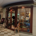 121123904 - 【外観】
                      ガラス張りで美味しそうなパンが見えているので、素通りするのは至難の業。
                      入りやすい雰囲気で嬉しい。