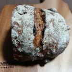 121123912 - 【セーグル・フリュイ(ハーフ)：280円】
                      こういう素朴なパンの粉っぽい見た目、好きです。