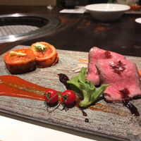 焼肉エクセレント 銀座店 - 前菜の盛り合わせポッサムキムチとローストビーフ