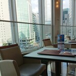 121124043 - 【店内の雰囲気】
                      カフェスペースはシンプル。
                      ホテルのラウンジっぽくもあるかな。