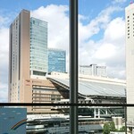 121124045 - 【席からの眺め】
                      大阪駅が目の前にあるので、乗り入れる電車を眺めたり、街を行き交う人々を眺めたり。