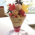 121124047 - 【パフェ パレ ドオール ノエル カナディアン】
                      じゃーーーん♪ヽ(´▽｀)/
                      これがクリスマスパフェですよ～!!
