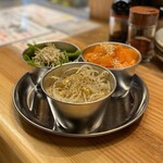 納屋橋 惣菜酒場 自然やナムル - おまかせナムル３種盛り(もやし、ピーマンと塩昆布、人参)