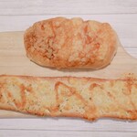 Boulangerie Brancious - 4種のチーズローフ330円とカリカリ明太チーズ240円