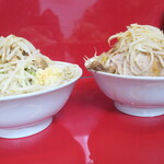ラーメン二郎 - ＜参考＞ラーメン小＋豚増し＋ヤサイニンニクカラメ（右）との比較