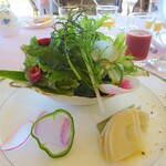オーベルジュ ル・タン - 朝食：季節のサラダ（自家農園と契約農家からの新鮮な野菜を使った山盛り野菜のサラダ、筍と蕗のピクルス）