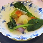 オーベルジュ ル・タン - 朝食：温泉卵 自家農園の野菜と自家製ブイヨン仕立て