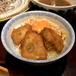 つけ蕎麦安土 - ・半ライスと生卵でセルフ香味揚げ丼