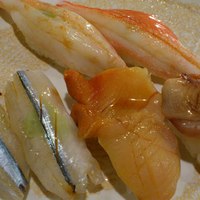金寿司 - さより・かに・赤貝。