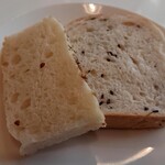 石田家 Pizzeria - 自家製パン(黒ごまパン、フォカッチャ)