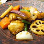 Ootoya - 茄子・いんげん・れんこん・人参・玉ねぎ・じゃがいもが入る。野菜たっぷりの栄養定食