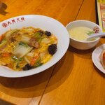 大阪王将 - 中華丼、大盛り　スープ付き