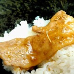 和食処鶴一 - ご飯にお肉を巻いて、タレも多めにつけてパクリ、うーん美味しい（＾◇＾）